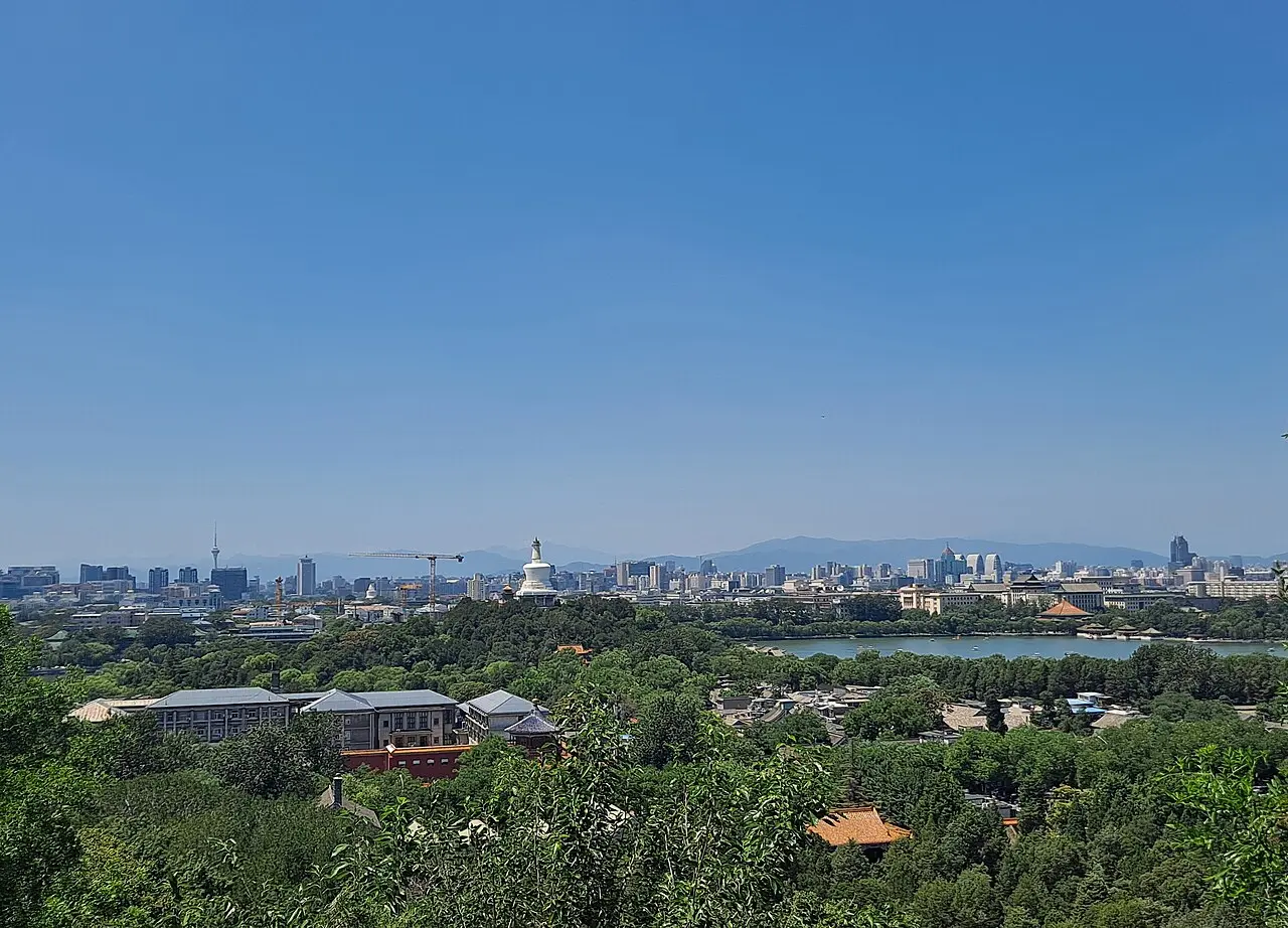 Jingshan & Beihai Linked Parks — a 2.2 km walking route along real pedestrian paths