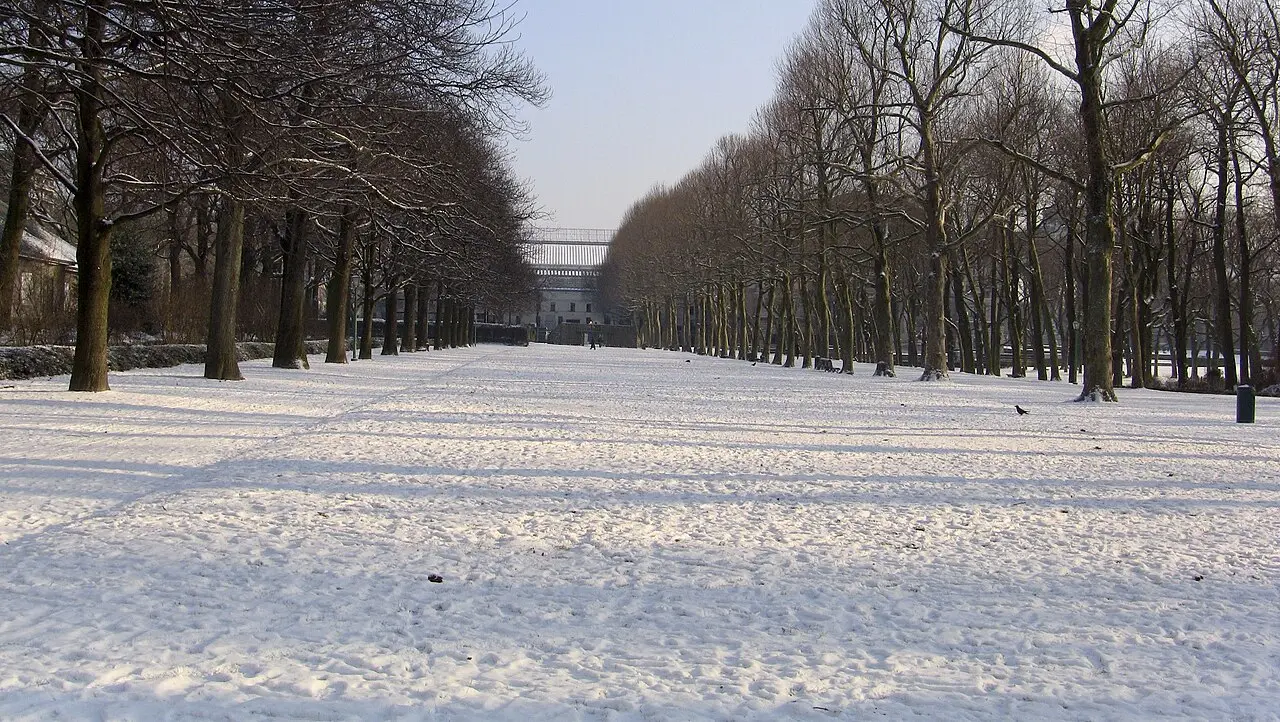 Parc du Cinquantenaire Full Loop — a 1.42 km walking route along real pedestrian paths