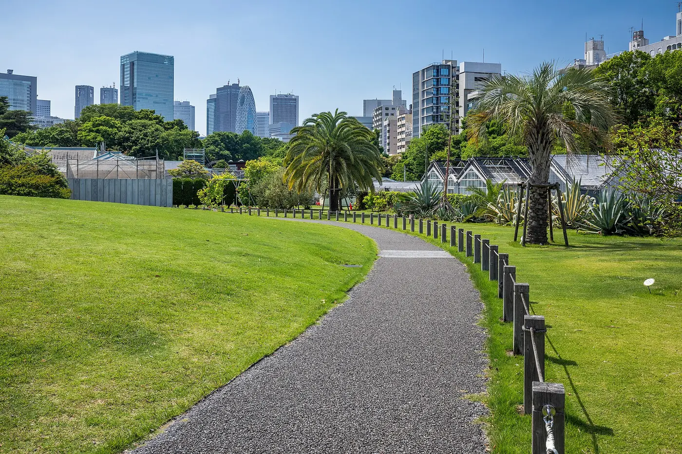Shinjuku Gyoen Full Presence Loop — a 2.89 km walking route along real pedestrian paths