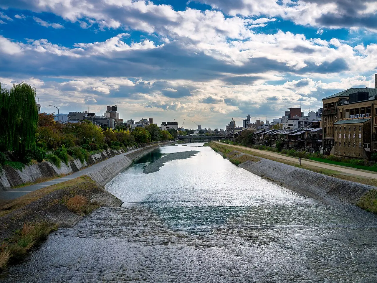 Kamogawa Riverbank Gentle Flow — a 3.65 km walking route along real pedestrian paths