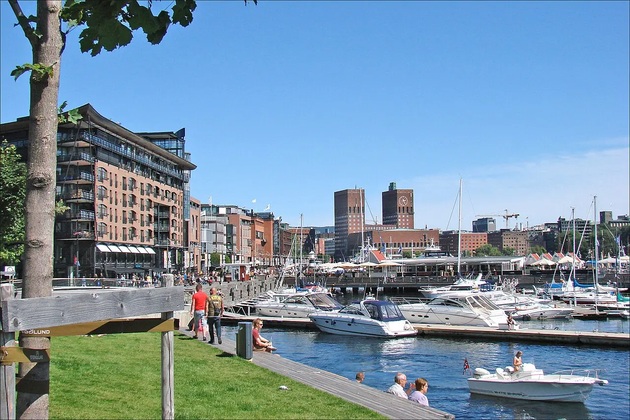 Harbour Promenade & Tjuvholmen — a 2.01 km walking route along real pedestrian paths