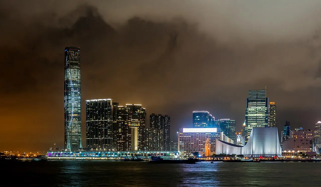Victoria Harbour Tsim Sha Tsui Promenade — a 2.13 km walking route along real pedestrian paths