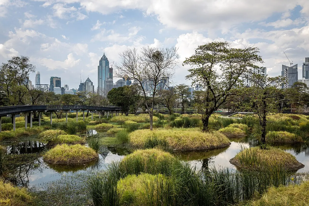 Benjakitti Forest Park Boardwalk — a 2.17 km walking route along real pedestrian paths