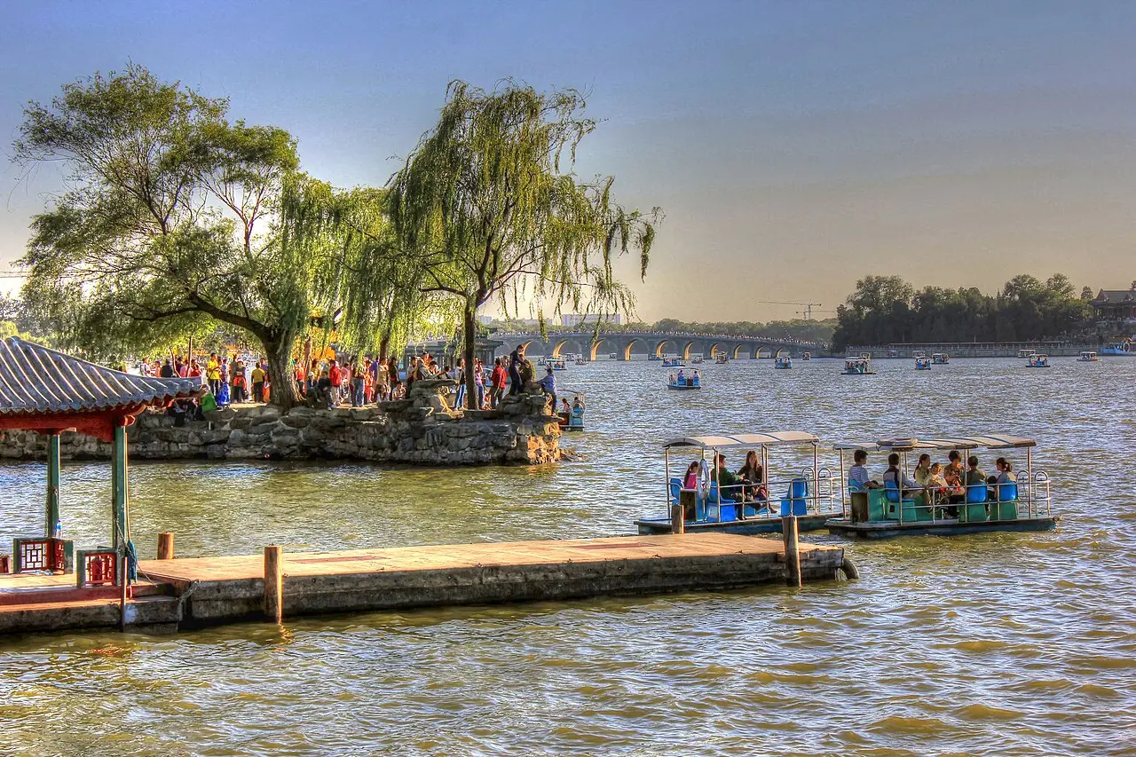 Summer Palace Kunming Lake Shore — a 8.16 km walking route along real pedestrian paths