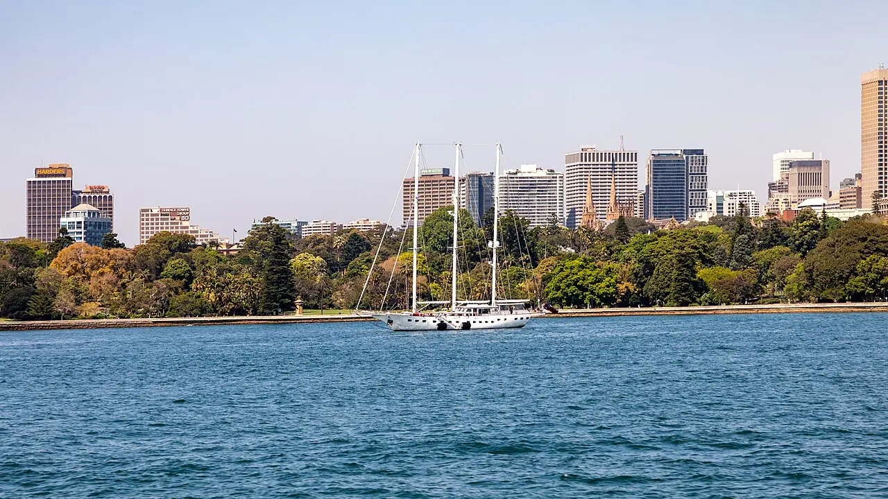 Royal Botanic Garden & Farm Cove — a 3.6 km walking route along real pedestrian paths