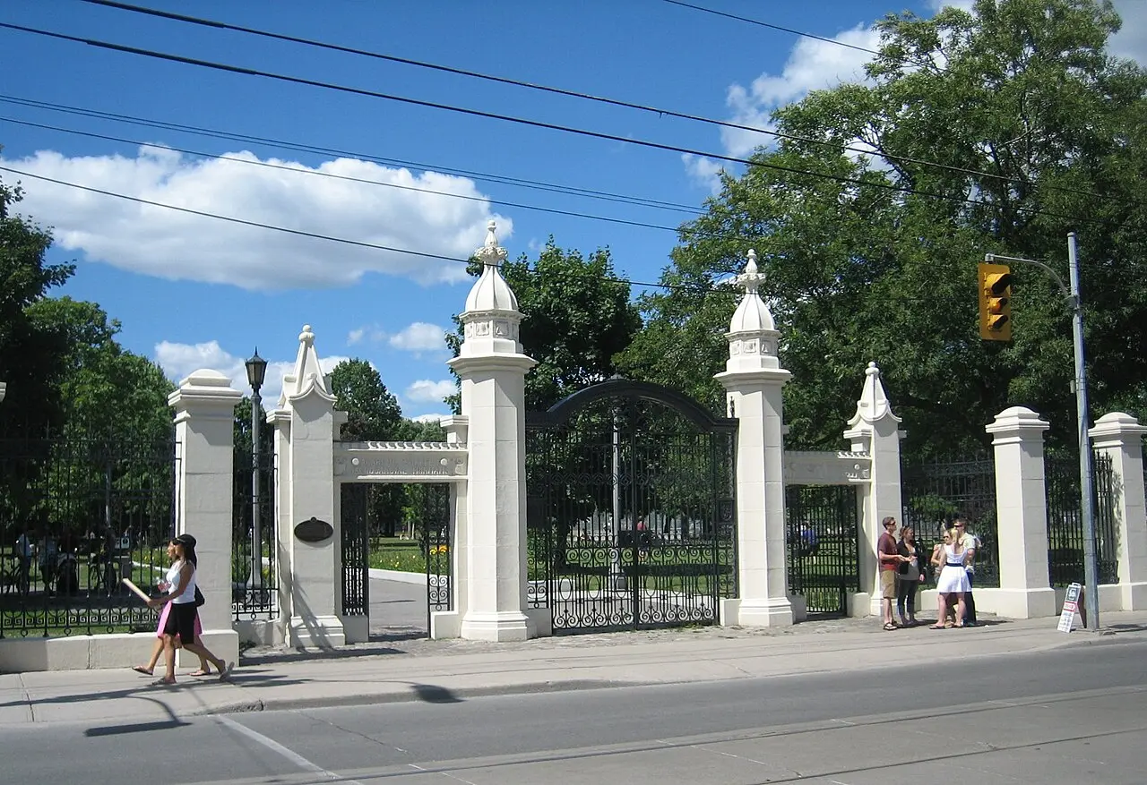 Trinity Bellwoods & Surrounding — a 1.96 km walking route along real pedestrian paths