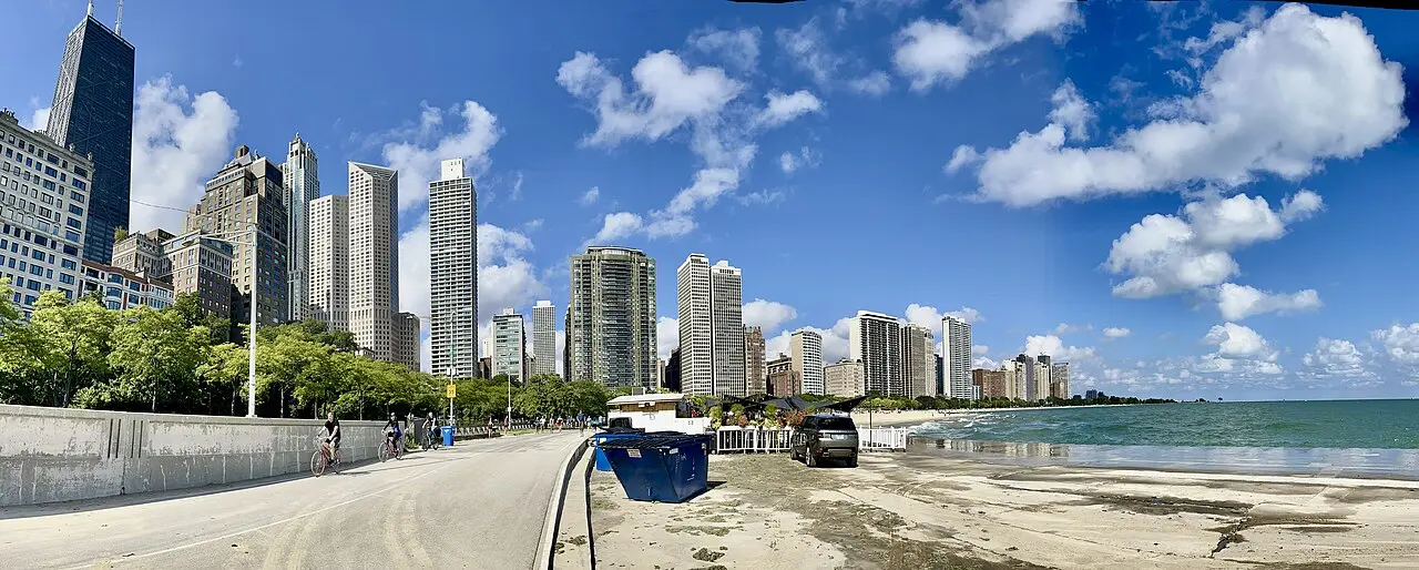 Lakefront Trail Calm Sections — a 6.97 km walking route along real pedestrian paths
