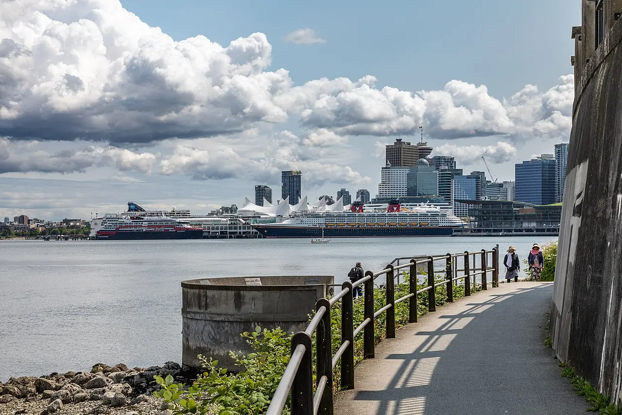 Stanley Park Seawall Full Loop — a 7.3 km walking route along real pedestrian paths