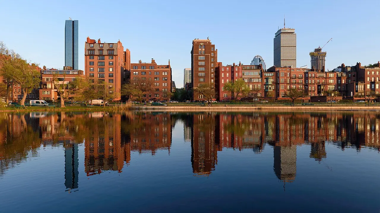 Charles River Esplanade — a 2.88 km walking route along real pedestrian paths