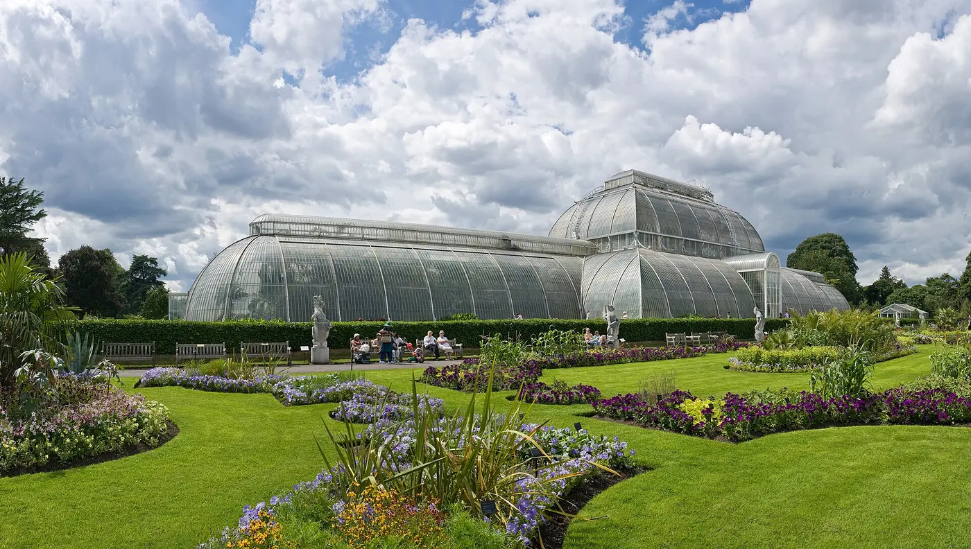 Kew Gardens Botanical Loop — a 4.7 km walking route along real pedestrian paths