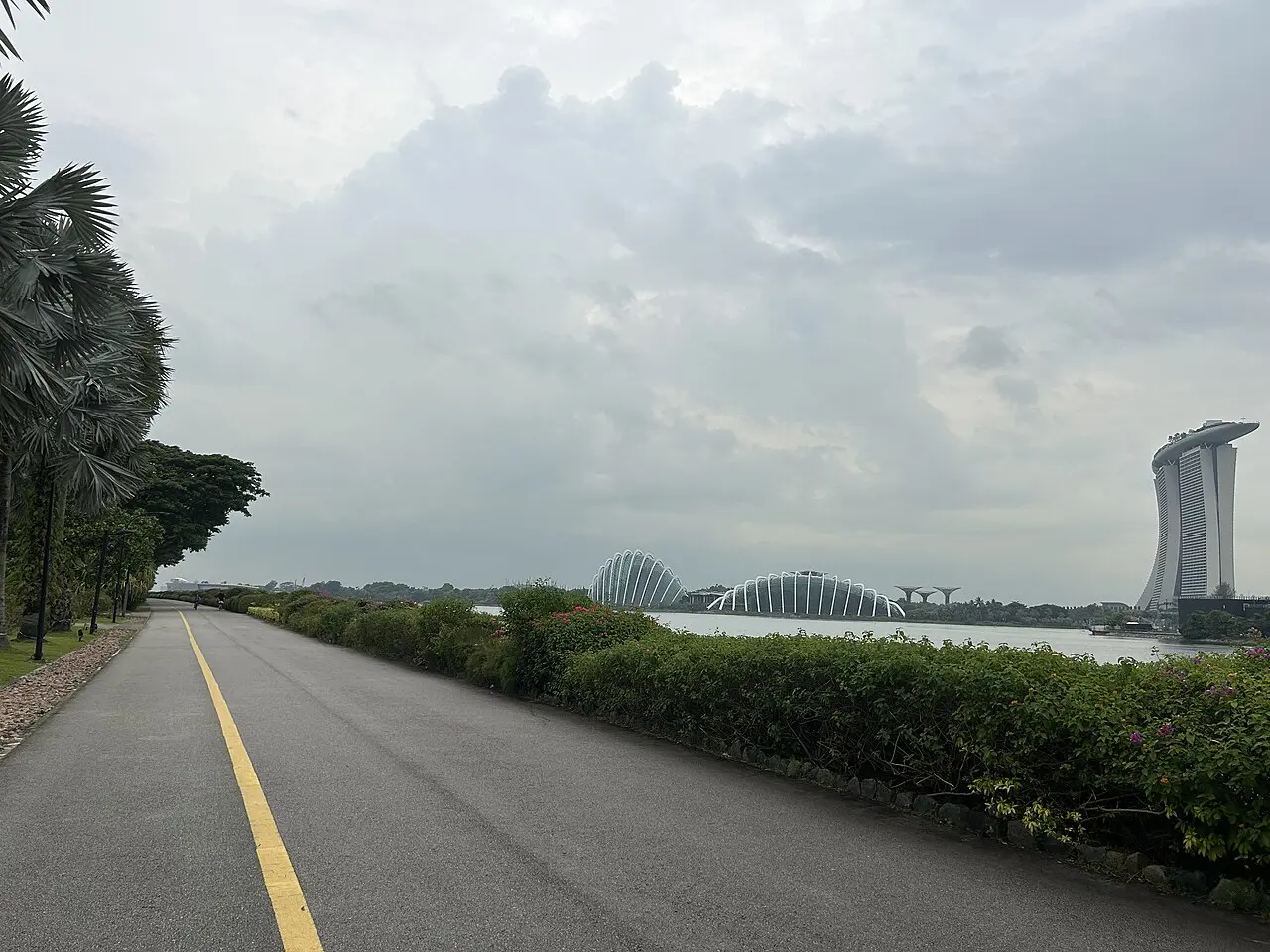 Gardens by the Bay East Meadows — a 7.2 km walking route along real pedestrian paths