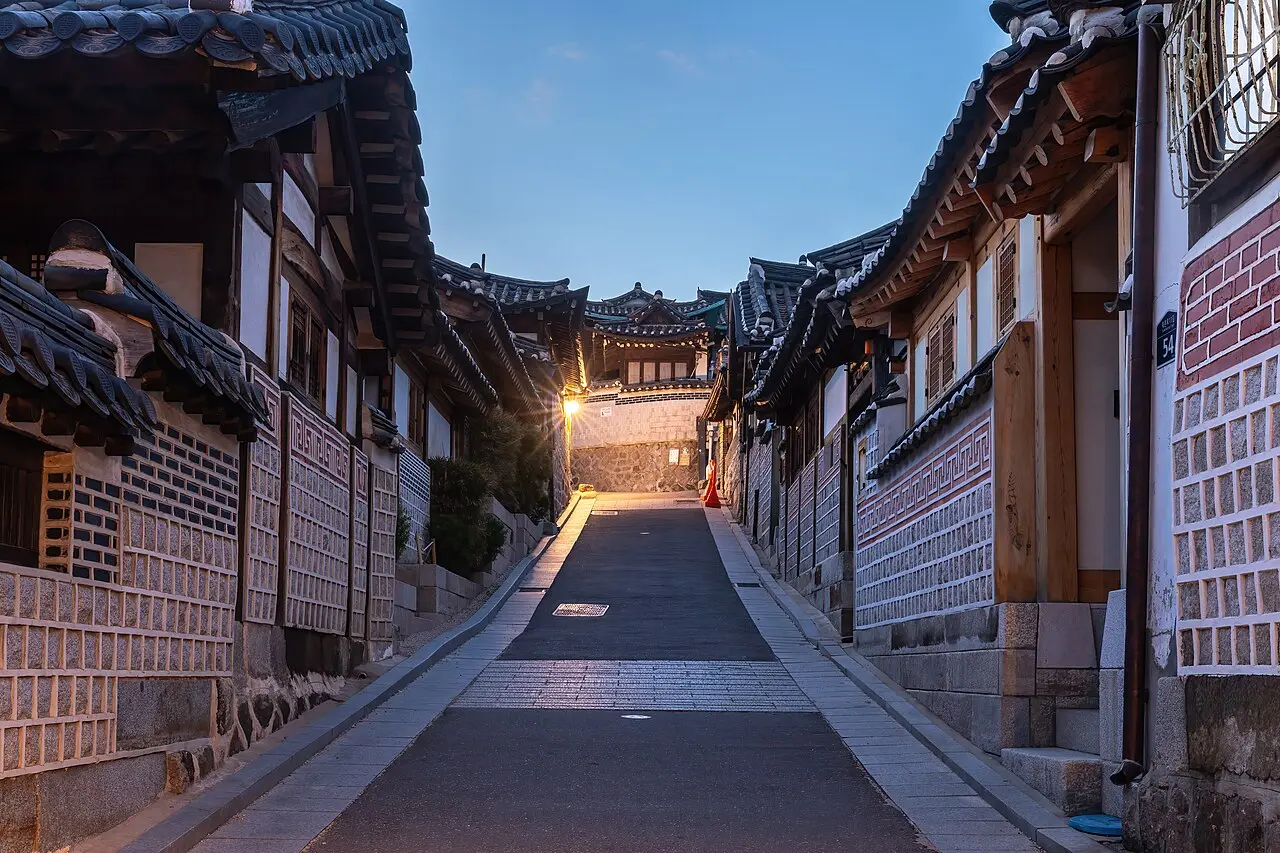 Bukchon Hanok Quiet Lanes — a 2 km walking route along real pedestrian paths