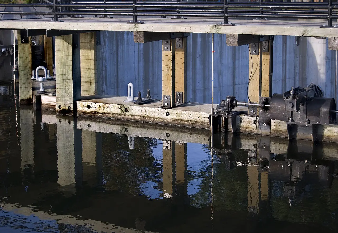Lachine Canal Quiet Path — a 2.4 km walking route along real pedestrian paths