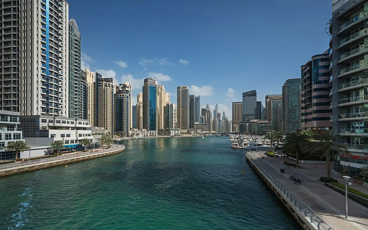 Dubai Marina Walk Full Arc — a 4 km walking route along real pedestrian paths