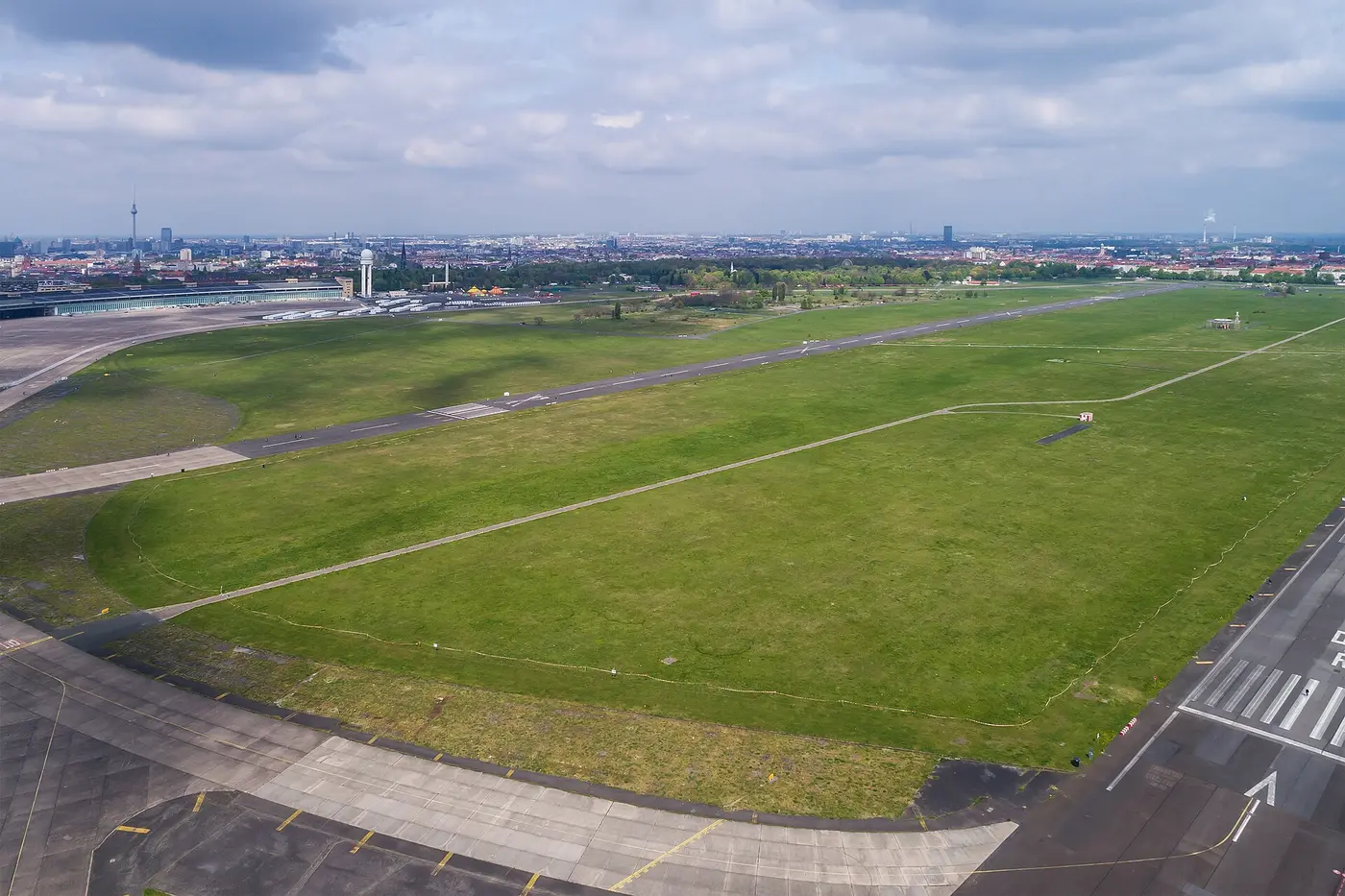 Tempelhofer Feld Open Sky — a 7.79 km walking route along real pedestrian paths
